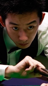 Dünya Snooker Şampiyonası 1. Gün Kimseyi bekletmeden manşet olacak haber ile başlayalım. Neredeyse bütün otoritelerin Crucible Laneti ile mücadele etmek için en uygun aday olarak gösterdiği, ilk şampiyonluğundan sonra geçirdiği mükemmel sezon ile çizginin dışına çıkan Kyren Wilson, Çin'in İç Anadolu bölgesinden gelen 22 yaşında bir yiğide boyun eğdi. Lei Peifan, bu sezon karar frame'lerinde gösterdiği inanılmaz performans ile dikkat çekmişti. İskoç Açık'ta finale gelene kadar üst üste 4 karar fr