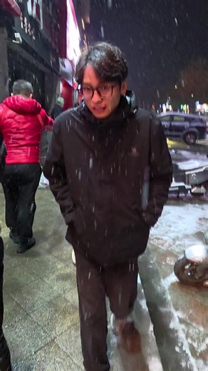 31.12.2025 Day 1 - China Trip with Boss Teck, Family & Friends (Zhengzhou - Hebi - Luoyang - Xi’an China) A special moment upon arriving in Zhengzhou heading to a restaurant for our supper at Zhengzhou, China 🇨🇳, as soft snowflakes gently fell. Experiencing snow again was truly heartwarming, each flake a gentle reminder of the last time I saw snow back in 1988 during my university days in Hobart, Tasmania, Australia. The nostalgia made this snowy encounter even more magical.