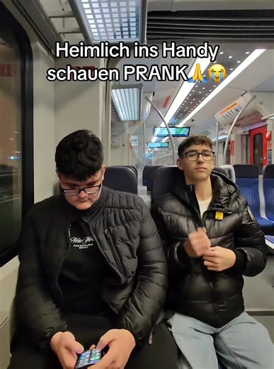 Heimlich ins Handy schauen PRANK🙏😭#streetcomedy #reinschauen #handy #eskaliert #stuttgart
