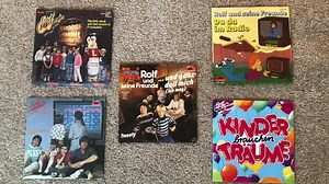 Rolfs Liedergeschichten aus dem Dachstübchen. Heute: Von der Latzhose bis zum Computerspiel - sechs Singles für Kinder aus meinen frühen Jahren. | Rolf Zuckowski - Musik für Dich