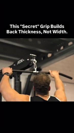 Want a thicker, more powerful back? Stop focusing only on lats. 💥 The secret is in the shoulder blade retraction. By changing your lean and angle on the pulldown, you shift the work to your upper back and traps for that dense, 3D look. It’s not just about lifting heavy-it’s about lifting smart. Constant tension, mind-muscle connection, and perfect form are what unlock real growth. !! DM ME “JACKED” for 1 on 1 online fitness coaching. 💪🏼 . #gym #fitness #bodybuilding #workout #back #backworkou