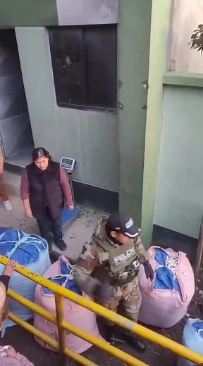 113K views · 775 reactions | MADRE DE FAMILIA SE ARRODILLA EN LA...