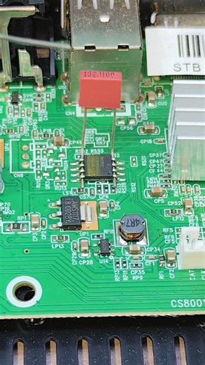 4.6K views · 522 reactions | easy way to remove memory IC #desoldering #tips #soldering #capacitor #goodidea #technologia | Andi Distorsing | Facebook