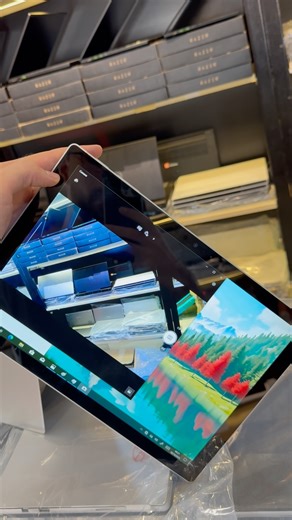 Microsoft Pro 5 من أفضل اللابات بالعالم فيك تستخدمه ك لابتوب متكامل وفيك تستخدمه كتابلت بيجي بشاشة لمس سريع بدقة 2k لابتوب ممتاز للتعليم والأونلاين فيه كاميرا أمامية وخلفية وكمان مواصفاته ممتازة بيقدر يشغل كل برامج الاوفيس وبرامج متل الفوتشوب والاوتكاد بسلاسة تامة .. اللابتوب عليه ضمان لمدة شهرين من شركتنا ومعك اسبوع تجربة نفسية ولو تابعت الحساب وتركت تعليق بتدخل اوتوماتيك على سحب لابتوب كروم بوك مجاناً بآخر شهر نوفمبر نحنا موجودين بالشارقة بالمجاز ١ ومتاح عنا التوصيل لجميع الامارات والدفع بعد ا