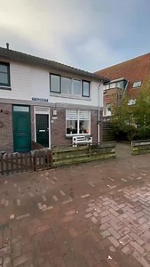 🏡 Binnenkort te koop! 🏡 Welkom aan De Ruijterstraat 17 in Alphen aan den Rijn, een aantrekkelijke hoekwoning voorzien van een lichte woonkamer, vernieuwde keuken en 3 slaapkamers (mogelijkheid tot 4). De woning ligt op slechts enkele minuten lopen van het gezellige centrum. #binnenkorttekoop #alphenaandenrijn #dekoningmakelaars #hoekwoning #centrum | De Koning makelaars Alphen aan den Rijn