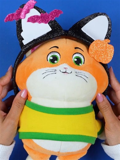Halloween is just around the corner and the Buffycats are ready to celebrate! 🎃👻 Today, we’re creating a super cat-tastic accessory: a DIY Halloween cat-ear headband! A super quick activity, perfect to wear for trick-or-treating! 👉 Want to see the full process? Head over to our YouTube channel: you'll find the step-by-step tutorial in our dedicated Halloween Playlist! #44cats