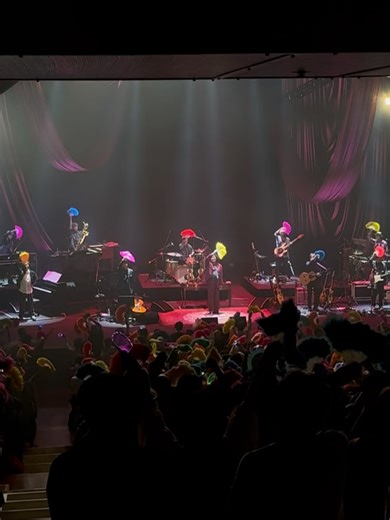 葉加瀬太郎 TARO HAKASE on Instagram: "葉加瀬太郎コンサートツアー2025 The Best of 35 Years京都公演にいらして下さった皆さま、満員御礼㊗️ありがとうございました。 楽屋には豪華絢爛、凄い料亭ビュッフェが登場！京都グルメ満載の贅沢な楽屋メシでした。 和牛しゃぶしゃぶ、ハモしゃぶ、生麩田楽、鶏の塩焼き、湯葉、有機野菜サラダバー 松茸の赤だし、かやくご飯、お漬物。 一銭洋食、鯛にゅうめん、稲荷寿司。 もう、みんな満腹でメンバーもスタッフもコンサートしに来たのか、ご飯食べに来たのかわからなくなってましたwww デザートは和風スイーツバー🍡 美しく美味しい京都の秋を満喫しました！ そして、盛大な拍手とスタンディングオベーション。最高に盛り上げていただき、とても楽しい時間でした。 ありがとうございました！ 春もオーケストラツアーでお待ちしています。 #葉加瀬太郎 #tarohakase #葉加瀬太郎コンサートツアー2025 #京都"