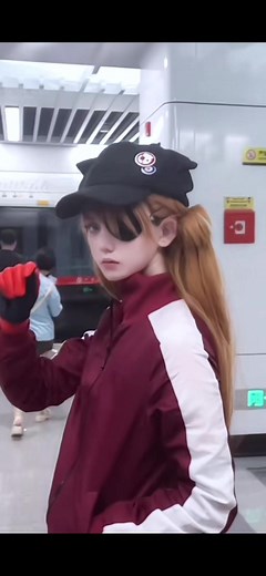 Cosplayer in Eva Outfit Captivates Subway Station