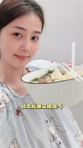白鹿素颜下厨，反差感也太真实了，素颜自拍做饭完全不端着#明星#娱乐评论大赏 #娱乐圈 #综艺#白鹿