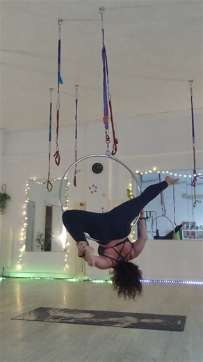 ¡Descubre la Magia del Aro Aéreo! 🎪 ​¿Estás buscando una actividad que combine diversión, fuerza y elegancia? ✨ ¡Entonces tienes que probar el Aro Aéreo (Lyra)! ​No es solo un ejercicio, ¡es una aventura en el aire! Desde el momento en que te subes al aro, sientes una descarga de adrenalina y una increíble sensación de libertad. 🤸‍♀️ ​Es desafiante: Cada nueva figura es un pequeño logro que te llena de satisfacción. ​Es creativo: Puedes encadenar movimientos y crear tus propias "danzas aéreas"