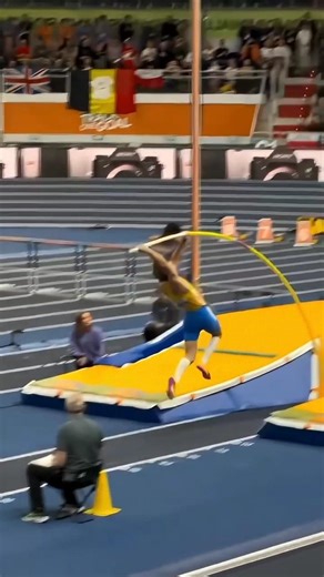 unbelievable pole vault jump 😱#shorts