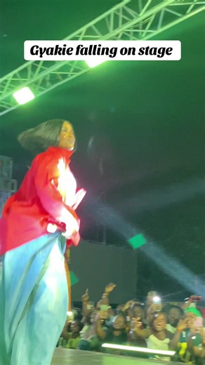 Gyakie Falling on Stage: Embarrassing Moments Captured