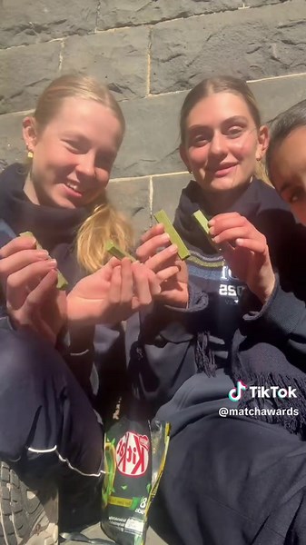 matcha kit kat review 7.5/10 not as good as the other version #pistakio #plsennedontcancel #ene #aliciassister #matcha #kitkat #fyp