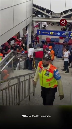 Momen evakuasi tabrakan kereta di Bekasi