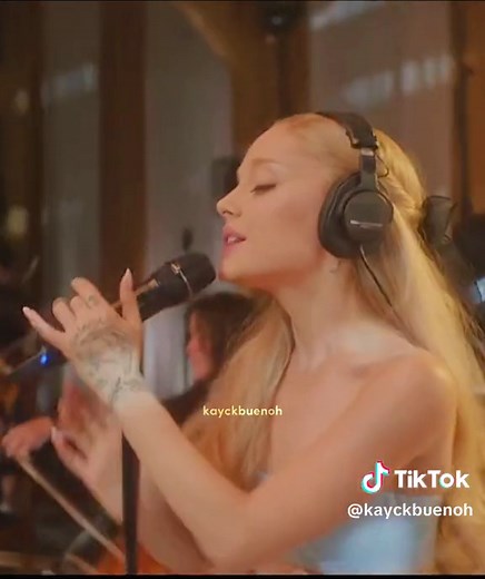 Ariana Grande Daydreamin’ Live Performance