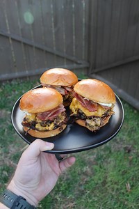 Cheesy Onion Smash Burgers to get ready for anytime! 🍔 🧀 🥓 🔥 Short rib burgers?! Yes, please! Today we’re prepping for the week with a Cheesy Onion Smash Burger Recipe. Short rib patties with sliced onions smashed on top made the perfect cornerstone for this burger recipe. Then, I added some spicy pepper jam to my toasted buns and topped it all with some bacon. Delicious is an understatement. Find the recipe on my blog! 🍻 👍 The Recipe: https://overthefirecooking.com/cheesy-onion-smash-burg