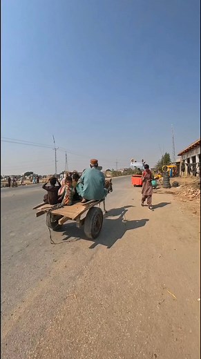 وہ گاؤں کا اک ضعیف دہقاں سڑک کے بننے پہ کیوں خفا تھا جب ان کے بچے جو شہر جاکر کبھی نہ لوٹے تو لوگ سمجھے 🌙 ~احمد سلمان🖤 #foryoupagereels #sindhistreetphotography #aghaphotography #Sindh | Aghaphotography