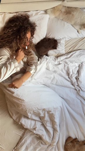 Jenny Marie Karaoglan on Instagram: "Anzeige @sunday_natural (code JEY for 10%) | My morning ritual, but make it glow ✨🍵 Ich liebe am Morgen meinen Kollagen Matcha von Sunday Natural - die Kollagen Produktion nimmt nämlich bereits schon ab Mitte 20 ab und um dem entgegenzuwirken kann man Kollagen supplementieren 🥹 Gibt es eine bessere Art und Weise als mit einem leckeren Matcha ? 🤍 - mind. 80 % Tripeptide für maximale Wirksamkeit - ultra fein (500 Dalton) → schnelle Aufnahme - nur 2 g täglich