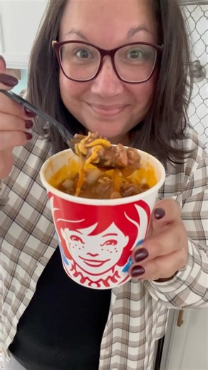 Hey Wendy’s chili lovers! We’ve got an amazing copycat recipe that tastes just like the real thing—perfect for fall! 😋 Hit the ✈️ to share with anyone who needs some dinner inspo! Comment CHILI below and we’ll DM you the recipe link! 🙌 @campbells @krogerco #ChiliLovers #ChiliRecipe #CopycatRecipe #FallEats #GamedayFood #DinnerInspo #hip2save | Hip2Save