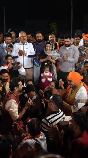 Roshan Prince on Instagram: "मुझे राधा रानी श्याम से मिलादे इक बार 🌹"