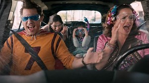 Jennifer Garner y Edgar Ramirez dicen "sí" a todo en su nueva película de Netflix