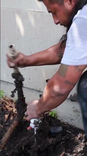 Fixing a leaking water main 💧🚰