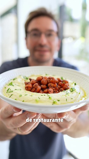 Receita detalhada aqui👇 Homus de cebola assada! Uma vez eu provei esse prato em um restaurante famoso em SP e nunca imaginei se seria tão fácil de reproduzir essa experiência em casa. Guarda esse video para não perder a receita! Ingredientes do Homus 1 xícara de grão de bico cozido e sem casca 2 cebolas brancas pequenas assadas 1/3 de xícara de tahine (pasta de gergelim) 1/2 limão espremido 2 colheres de sopa de azeite 1/2 colher de chá de sal 2 cubos de gelo Ingredientes do grão de bico tostad