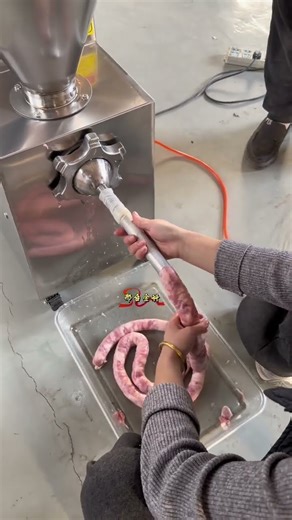 The all-steel automatic commercial sausage stuffing machine is small in size and does not take u