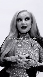 Ante la cámara, Olvido Gara se transforma en una deslumbrante diva de fuerza arrolladora. En las distancias cortas, es una mujer muy real, eternamente dispuesta a ser ella misma. Su serie Alaska revelada, da buena cuenta de ello. “Soy la persona menos rebelde del mundo. Si he querido algo, he ido a por ello, supusiera para los demás un acto de rebeldía o de conformismo”, nos cuenta la artista. Por: @soyrosaalvares2 Fotografía: @alvarogracia Estilismo: @crissterron Vídeo: @d.pasku Entrevista en v
