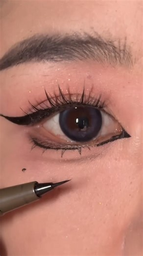 Drawing Eyeliner Up Close Is Super Easy 👁️ | Beginner Eyeliner Tutorial #shorts #eyemakeup #beauty
