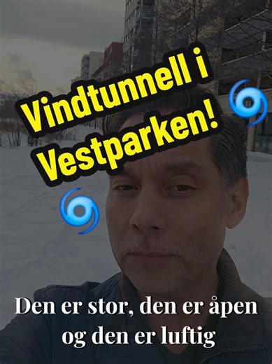En såkalt park. Men i praksis? En enorm vindtunnel. Store, åpne flater uten le, uten rom, uten tydelige kanter. Vind, gjennomtrekk og tomhet store deler av året. En park skal gi oppholdskvalitet. Den skal skjerme, samle, invitere. Den skal ha trær, soner, møblering, aktivitet og menneskelig skala. Dette er ikke et byrom. Det er et restareal. Vi må begynne å stille høyere krav til hva vi kaller kvalitet i byutviklingen. #lørenskog #byutvikling #arkitektur #byplanlegging #bærekraftigbyutvikling