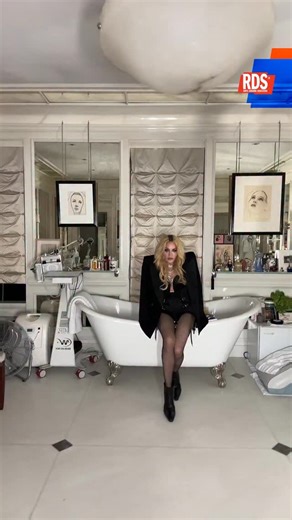 RDS 100% Grandi Successi on Instagram: "Quando la Regina del Pop incontra la “Ragazza del Piper” 🪆🔥 Alla fine è successo: dopo mesi di rumor, follow su Instagram e indizi, ieri è stata pubblicata la cover di “La Bambola”, brano iconico del 1968 di Patty Pravo, cantato da Madonna. Il brano accompagna il nuovo spot di una fragranza e anticipa quello che sarà poi il primo attesissimo singolo dal nuovo album di Madonna, sequel di Confessions on a Dance Floor. Che ne pensate di questa cover? 👇 #RD