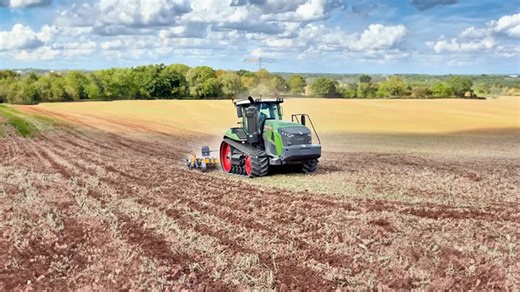 Fendt 1167 MT crawler tractor tackles uphill terrain