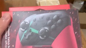 switch pro开箱，手感好太多了。之前入手那个啥的手柄，跟这个没法比呀。