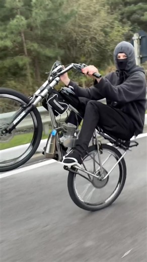 Would You Ride This 2-Stroke Motorized Bicycle?! 😳🔥 #motorizedbike #bikelife #twostroke