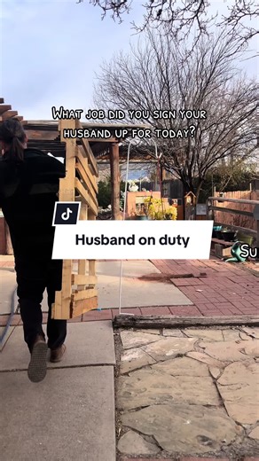 What job did your husband not sign up for today?! Mine brought me home pallets to start a mud kitchen and possibly a second duck house #homestead #urbanhomestead #ditl #homesteading