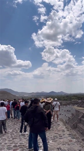 En la cumbre de la pirámide de la Luna #Teotihuacan # Ciudad de los Dioses