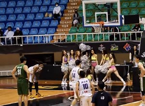 Taiwanese Cheerleaders Distract A Free Throw Shooter By Doing The Splits & Twerking Directly Under The Basket