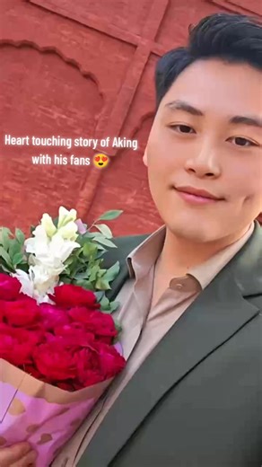 🇨🇳♥️🇵🇰 Aking while traveling to Gujaranwala during Basant festival came across a crazy fan. According to Aking,I am very touched today, not because I received this bouquet of flowers, But it was because a mother was worried that her daughter would be deceived by strangers and wanted to fulfill her daughter's desire to see an idol, so she was forced to cooperate with her daughter's performance, This fan looked at me with very excited eyes.I am deeply moved, I am just an ordinary person from C