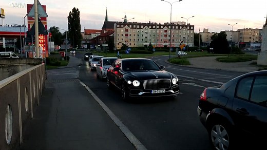 W12发动机的宾利飞驰，加速及那咆哮的声音，真心感觉很赞