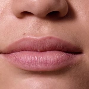 A gloss that gives a colour rich shine but isn't sticky? Yes please! We explore the secrets behind developing a gloss that gives ultra shine without the traditional stickiness... https://www.avonworldwide.com/global/beauty-innovation/innovation-blog/avon-ultra-colour-lip-gloss | Avon Worldwide