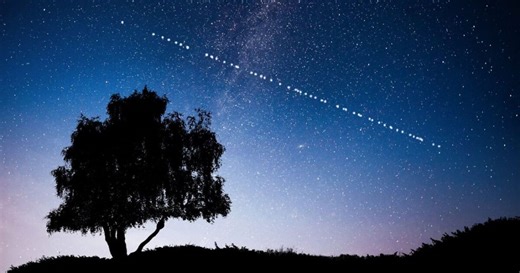 Calendario y cómo ver el tren de satélites de Starlink, la cadena de luces brillantes que ilumina el cielo