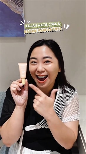 Anggraeni Vania Prayitno on Instagram: "Satu langkah, banyak manfaat ✨ Sunscreen + skincare + makeup dalam sekali oles 💛 Diperkaya Red Algae, Moringa Extract, & Tea Tree Oil 🌱 Bantu kulit tampak lebih halus, cerah, dan awet muda ✨ Everyday glow starts here ☀️ @amurabeautycare #3in1TintedSunscreen #AntiAgingTintedSunscreen #InstantGlow #Amura"