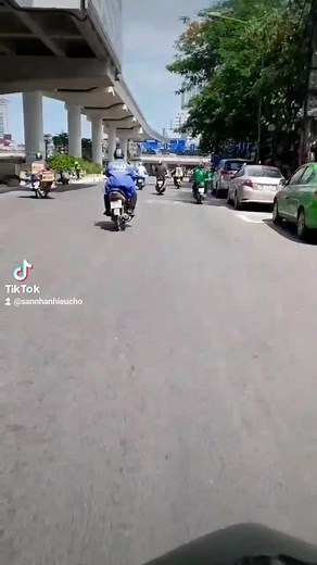 17K views · 1.2K reactions | Chú chó Pug lang thang giữa cái nóng như đổ lửa tại Hà Nội cùng sợi dây xích hằn sâu vào da thịt không biết từ bao giờ #xin_hỗ_trợ_để_hoàn_thiện_khu_vực_điều_trị | Sân Nhà Nhiều Chó | Facebook