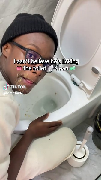 🚽✨stop scrubbing with those gross old brushes, This disposable toilet brush smells fresh, keeps your toilet spotless,and you just toss it when you’re done.so easy!#cleaningtiktok #tiktokshopblackfridaysale #cleantok #bathroommusthave #tiktokshopcreatorpick