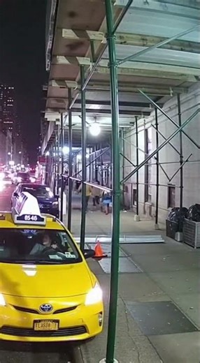 This NYC taxi just dodged a FINAL BOSS side quest 😳🚕