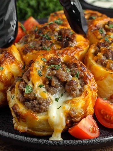 🍔🧄 Garlic Butter Cheeseburger Rollups! 🧀✨ Craving something savory and cheesy? These Garlic Butter Cheeseburger Rollups are the perfect comfort food to share with friends and family! Tender rollups filled with juicy beef and gooey cheese will surely satisfy your cravings. 📝 Ingredients - 1 pound ground beef - 1 cup shredded cheddar cheese - 1 package refrigerated pizza dough Enjoy ❤️👇👇👇 Recipe in First Coʍmеոτ 👇 | YumVerse