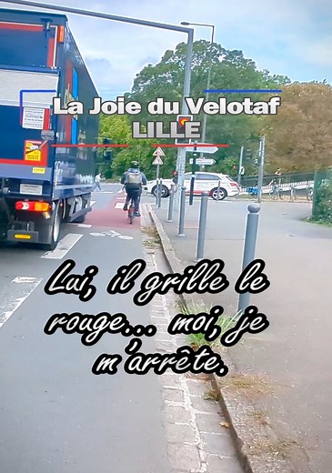 Velotaf 475 Les cyclistes passent tous au rouge ? Un cycliste grille le rouge 🚦, moi je m’arrête 🚲. Mais bizarrement, c’est toujours “les cyclistes” qu’on critique… Comme si on disait que tous les automobilistes étaient des chauffards. Les clichés roulent plus vite que nous 😅. Dans cet épisode de Velotaf, une scène classique mais révélatrice : un cycliste grille le feu rouge, pendant que je respecte l’arrêt. Pourtant, les commentaires accusent toujours “les cyclistes” en bloc, comme si l’erre
