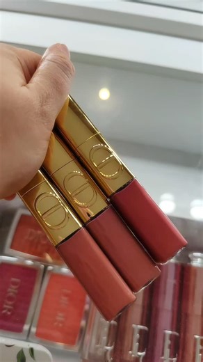 Céline 💋 on Instagram: "Coucou !!! Les rouges à lèvres liquide matte effet paillettes de chez @dior 🩷🩷🩷 Je les adore et d'ailleurs j'en ai plusieurs mais ces 3 là sont mes teintes préférées !!! Il y a le 100 qui est un nude marroné avec des paillettes dorés, ensuite il y a le 220 qui un nude rosé avec des paillettes argentées et le 420 qui est bois de rose avec des paillettes dorées ! La pigmentation est excellente, la tenue est très bonne et le packaging est très joli !!! Aimez-vous aussi c
