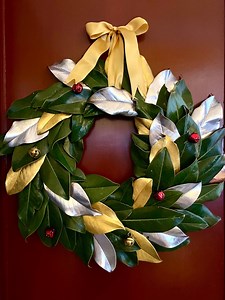 Foglie di magnolia e campanelli per la mia #ghirlandadiNatale tintinnante . Questa ghirlanda mi mette molta allegria perché accoglie amici e parenti al suono allegro dei campanelli! #diy #christmascrafts #Christmas #christmaswreath #bells #comefareconbarbara Music credits:Christmas Kingle Bells https://drive.google.com/file/d/1_C0O... | Barbara Gulienetti